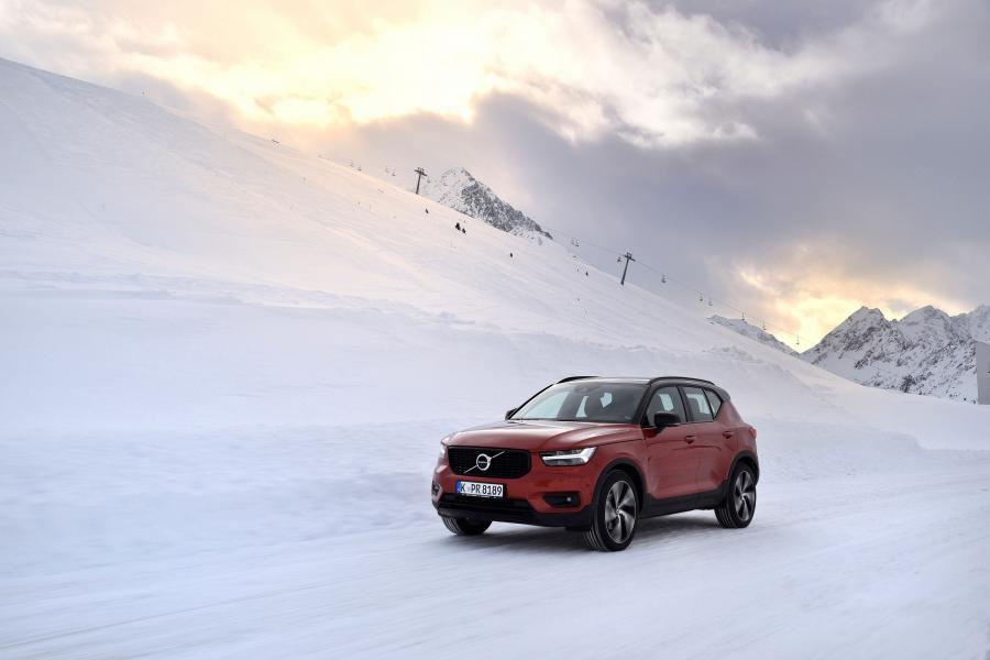  Volvo XC40 D4 R-Design 2017 года  (WW) (фото 18 из 44)